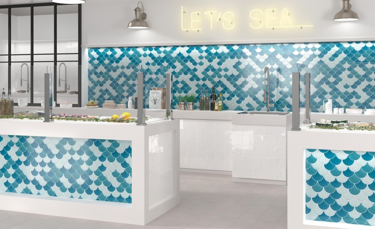 Mosaiikplaadid kala soomuse kujulised ja eri tooni sinised paigaldatud restorani seina tausta pinnale ja mööbli fassaadile